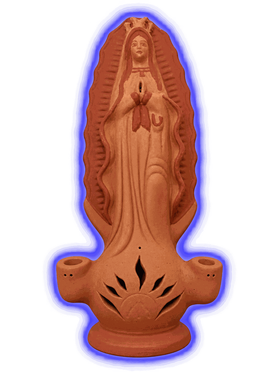 La figura de barro de la Virgen de Guadalupe recortada sobre el fondo, con un halo azul alrededor; en la base tiene dos portavelas a los lados y unas llamas caladas al centro