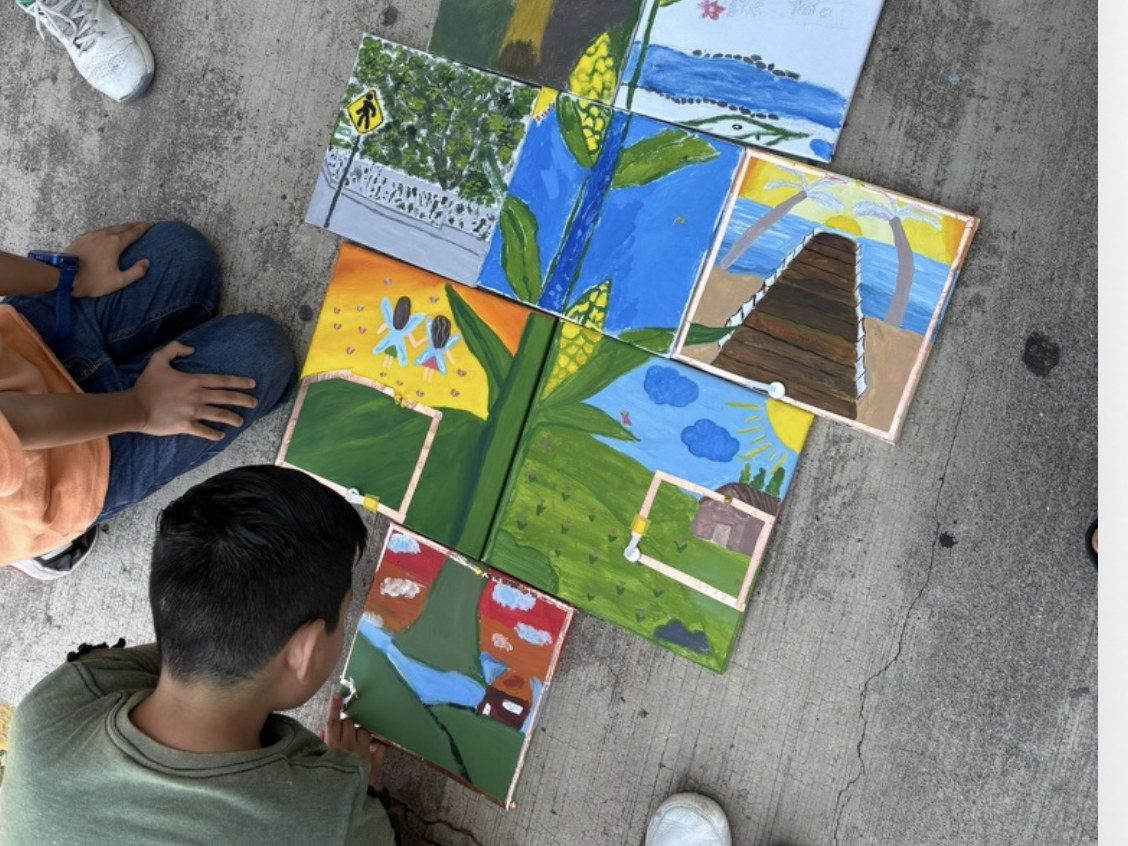 Niñas y niños armando la pintura colectiva de la milpa durante los talleres en Axochiapan