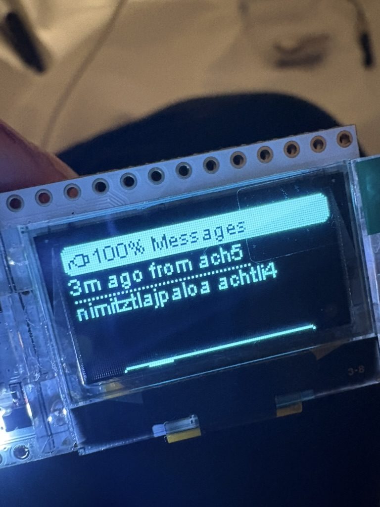 La pantalla de una placa LoRa mostrando un mensaje recibido: 100% Messages, 3m ago from ach5, nimitztlajpaloa achtli4