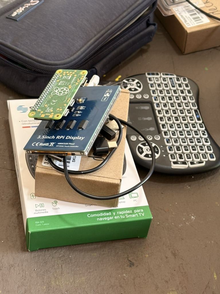 Una Raspberry Pi Zero encima de una pantalla de 3.5 pulgadas, junto a un teclado peque&ntilde;o