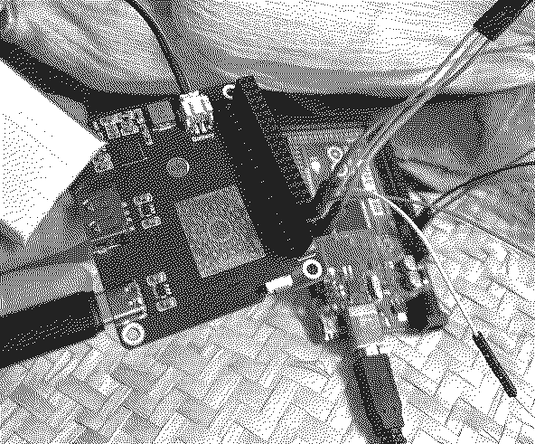 Placas y cables de un robot armado en el taller, sobre un petate