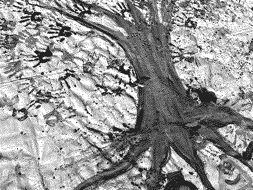 Mural colectivo de un árbol hecho con huellas de manos
