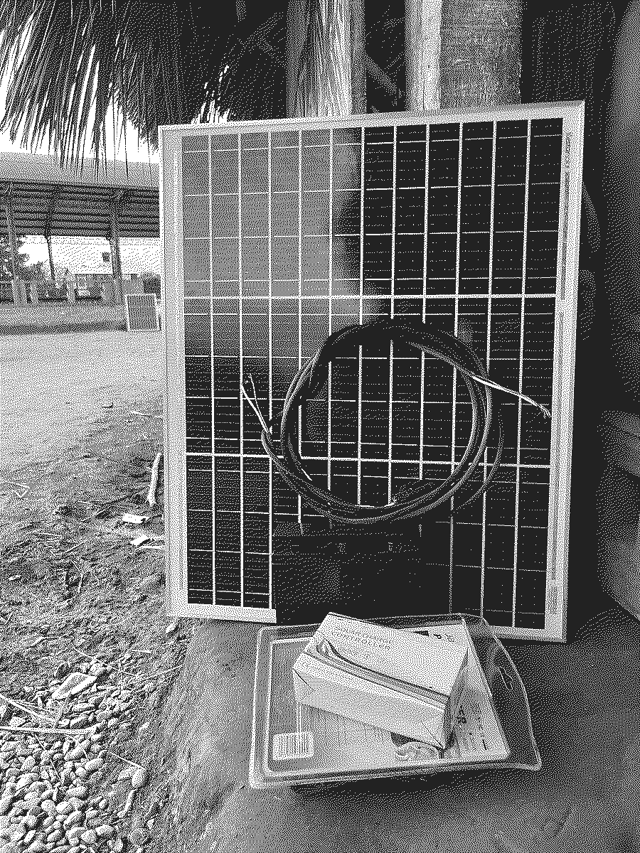 Un panel solar, una bater&iacute;a y el cableado listos para instalarse en la Reserva Maguar&eacute;