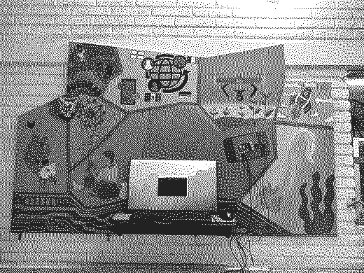 El mural montado en la pared con una computadora conectada abajo y una Raspberry Pi sujeta sobre una consola pintada