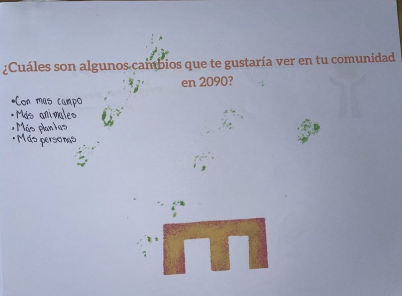 Una hoja de trabajo de 2022 con la pregunta sobre qué cambios les gustaría ver en su comunidad en 2090 y las respuestas escritas a mano